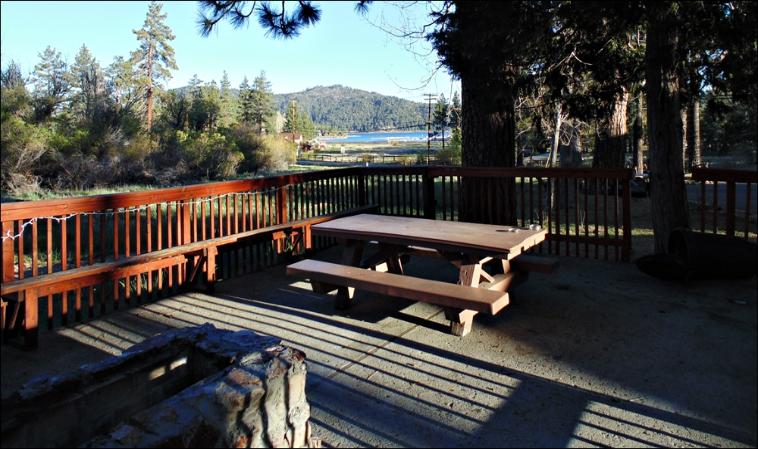 Picnic BBQ area with views of the lake, new play ground, volleyball, basketball or just relaxing at Timberline Lodge